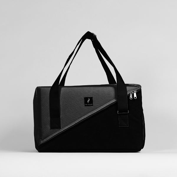 Die schwarze Tasche von La Laura ist nicht nur eine Sporttasche, sondern auch eine Businesstasche wie auch eine Reisetasche. Elegant und sportlich ist ihr Design. Ihr Laptopfach und integriertes Schuhfach sorgen für Ordnung in der grossen Tasche. Mit 28 Liter hat es in der Tasche genügend Platz und ist super als Weekender geeignet. 
