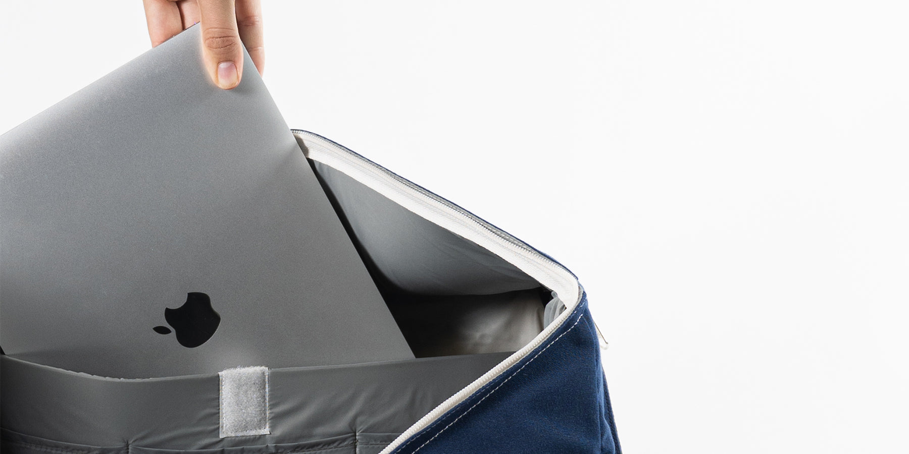 Ein praktisches Feature der Tasche ist das separate Laptopfach im Innern. Denn es ist eine Tasche für den ganzen Tag oder als Weekender für unterwegs. Die extragrosse Öffnung erlaubt dir schnelles ein- und auspacken und du behältst immer den Überblick.