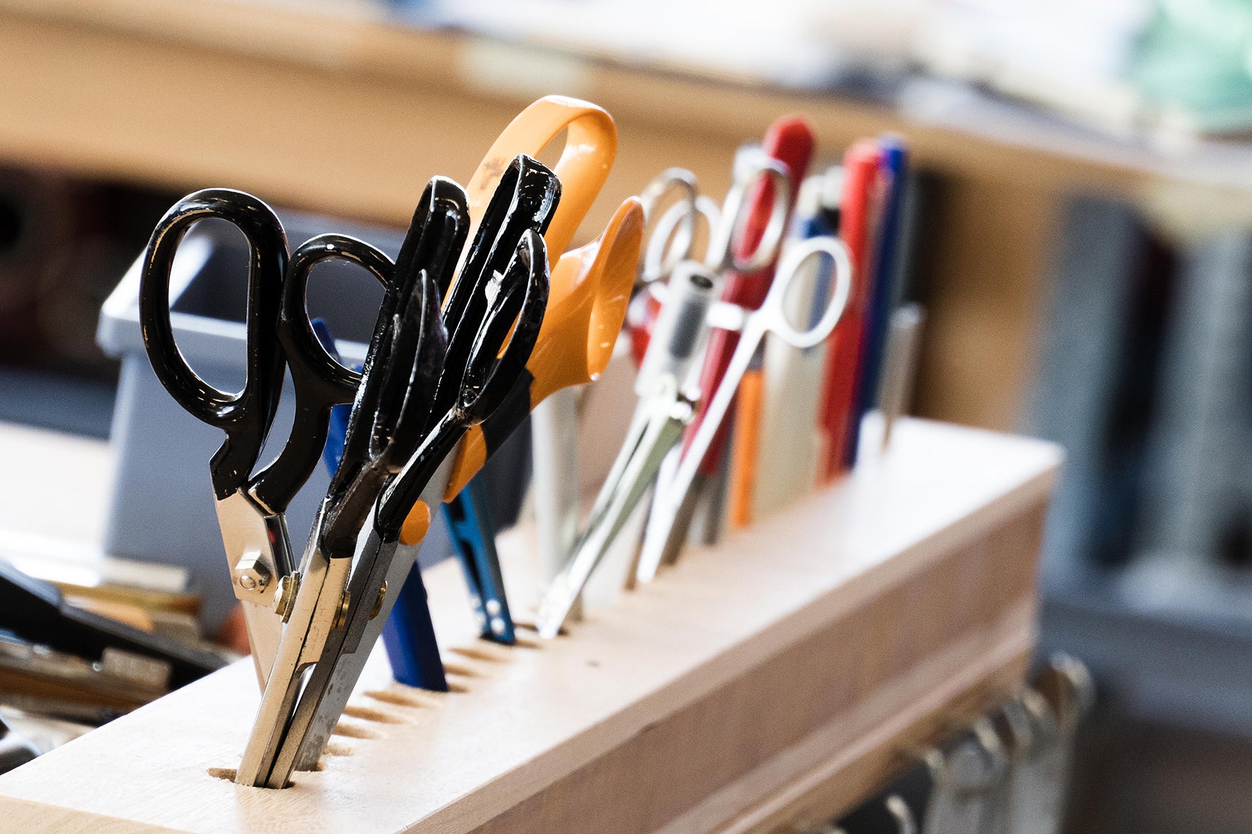 Mit diesen Scheren und Cuttern werden die Stoffe für The Bag 18:00 in einer Schweizer Nähmanufaktur von Hand zugeschnitten. Denn Taschen zu nähen ist immer noch eine Handwerkskunst die es zu beherrschen gilt. Die Sporttasche ist Schweizer Qualität. 