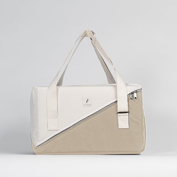 The beige beach bag ist die helle Sporttasche für alle Ton in Ton LiebhaberInnen. Die Tasche ist geeignet als Wellnesstasche, Saunatasche, Weekender, Reisetasche und Sporttasche. Eine Tasche mit vielen Innenfächer, Laptopfach und wasserfestem Seitenfach.