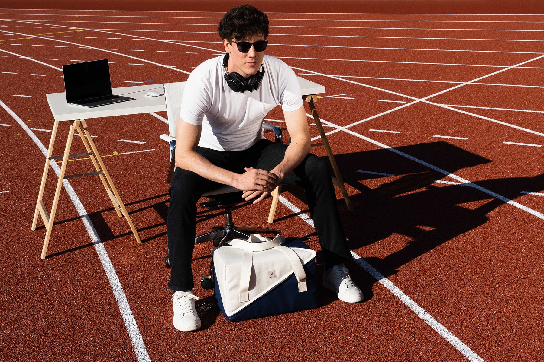 Die sportlich-elegante Tasche besticht durch ihr einzigartiges Design. Sie verbindet Arbeit mit Sport. Mit dem separaten Laptopfach bleibst du flexibel und mobil. Der separate und wasserresistente Innensack, trennt deine Sportsachen gekonnt. 